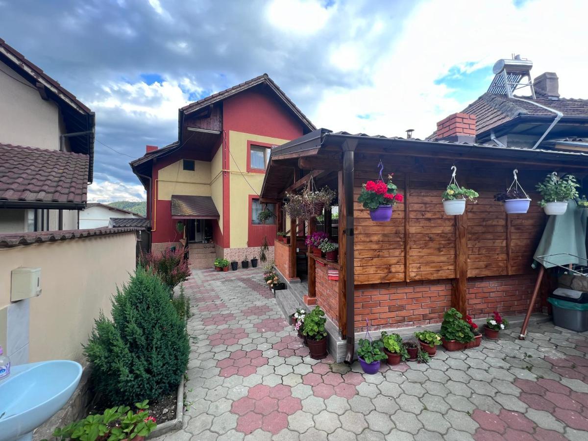 Отель Casa Flori Кэлимэнешти Экстерьер фото