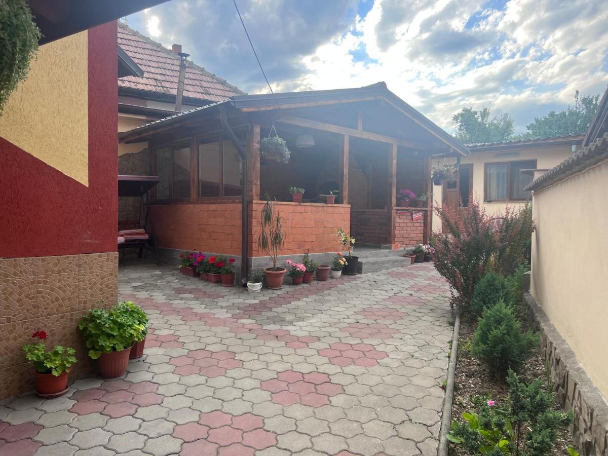Отель Casa Flori Кэлимэнешти Экстерьер фото
